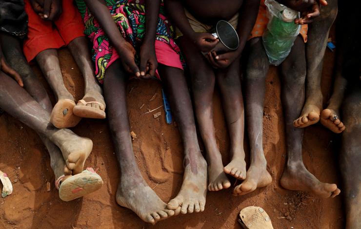 Orphans and children separated from their parents in Kadugli gather to eat boiled leaves at an IDP Camp within the Sudan People's Liberation Movement-North (SPLM-N) controlled area in Boram County, Nuba Mountains, South Kordofan, Sudan, June 22. Reuters-Yonhap