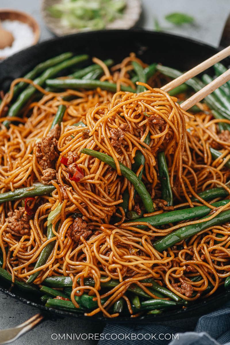 Pulling up green bean noodles