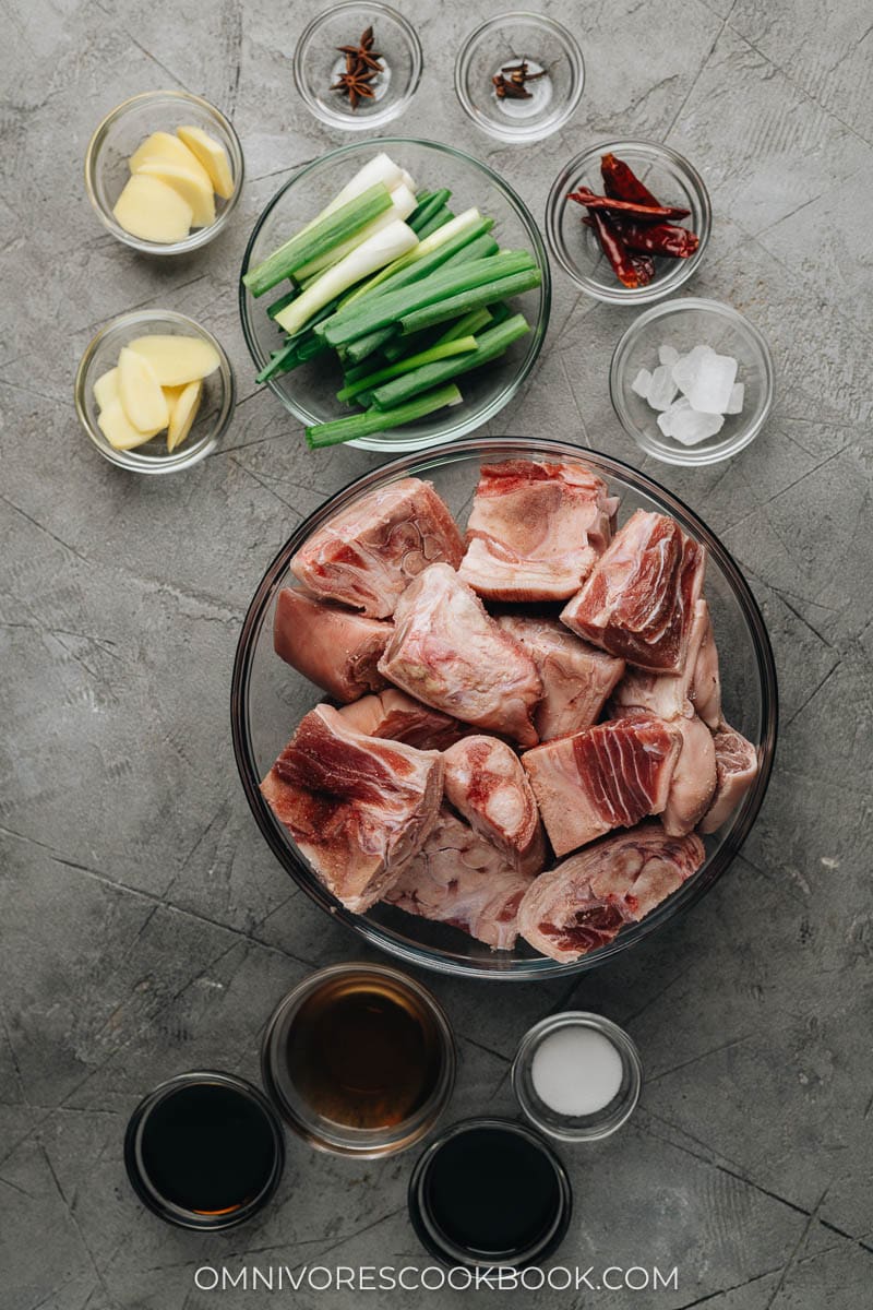 Ingredients for making braised pork trotters