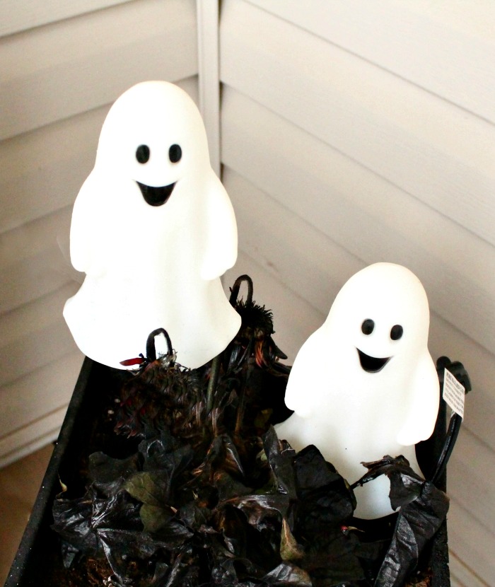 DIY Halloween front porch ideas, Halloween porch displays, DIY Halloween yard decorations, DIY Halloween front porch ideas, DIY Halloween front door decorations,