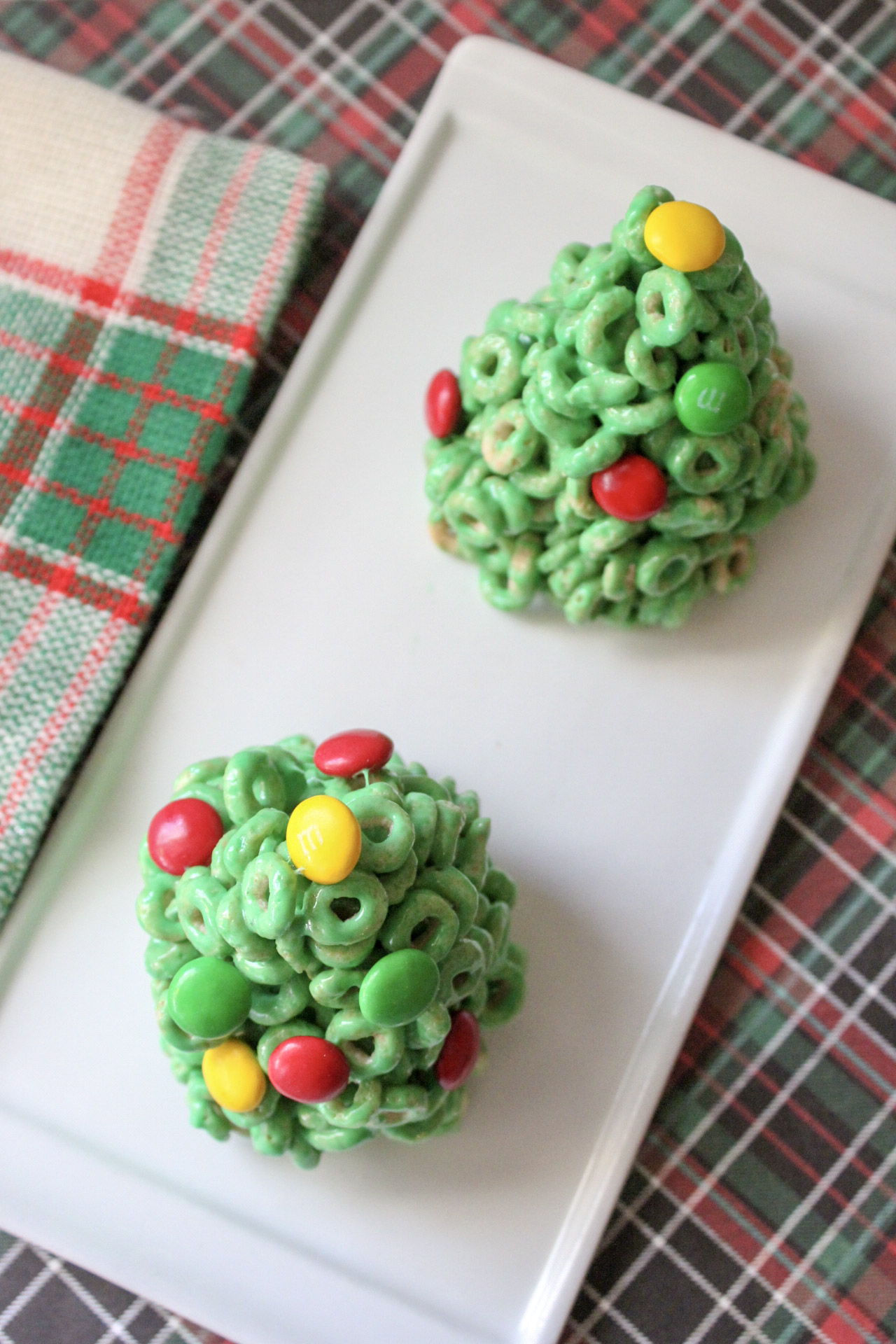 Cheerio Christmas Trees are a fun way to ring in the holidays with delicious snacks.