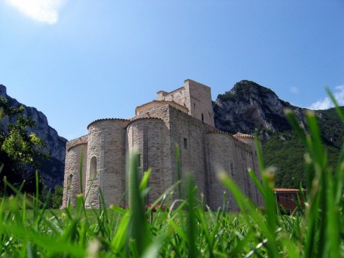 Genga - La chiesa fra le montagne