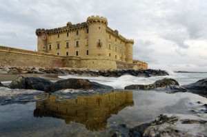 Onde sotto il castello con un calmo riflesso