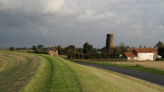 Levee of River Ouse near Goole Mill