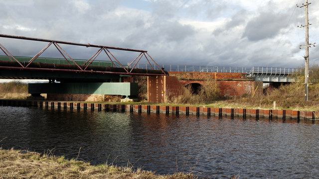 Aire & Calder Navigation with railway bridges