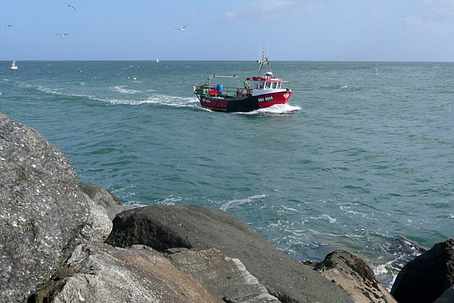 Entering Staithes harbour