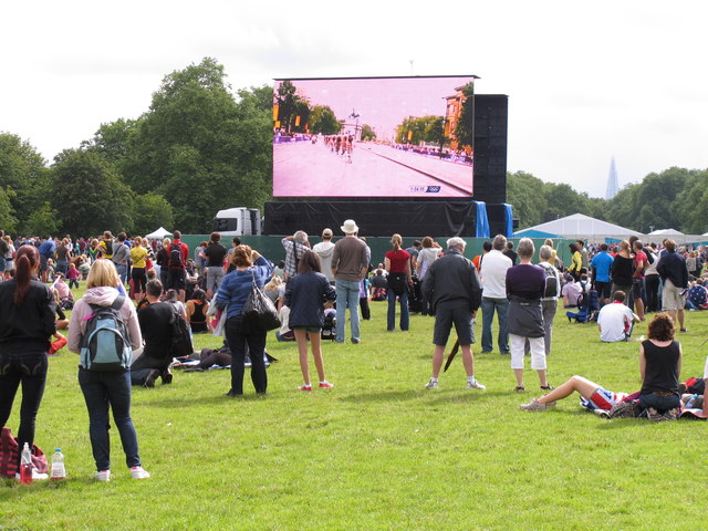 Olympics triathlon Hyde Park - spectators and big screen