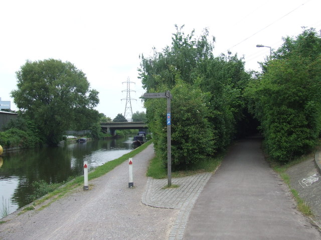 Paths next to the River Lee Navigation, Edmonton