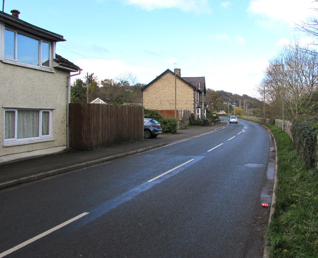 Bend in the A4077, Legar