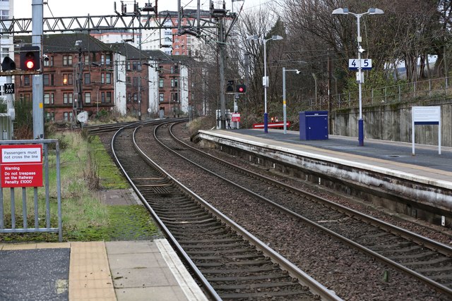 A west view along the platforms at Dalmuir railway station