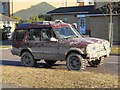 TQ3095 : Heavily mud-spattered Land Rover Discovery, Winchmore Hill by Paul Bryan