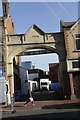 SU7173 : Arch along West Street by Bill Nicholls