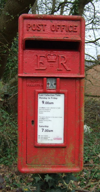 Close up, Elizabeth II postbox, Shenleybury Cottages