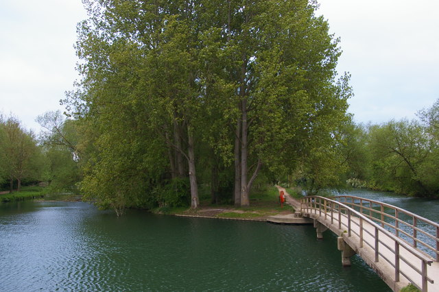 Diverging Thames channels at Medley