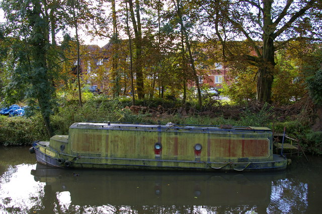 Narrowboat in need of TLC, below Harlow Mill Lock