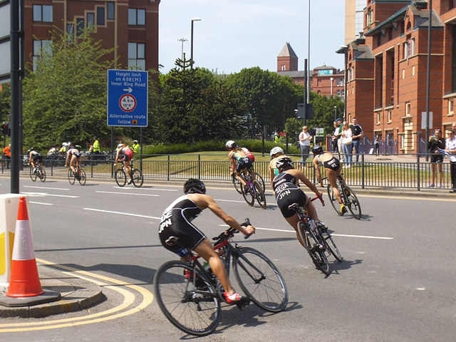 Leeds Triathlon 2018 - rounding the curve