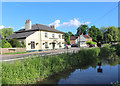 SU1026 : Pub by the River by Des Blenkinsopp