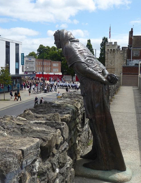 Southampton - John le Fleming peers over the City Walls