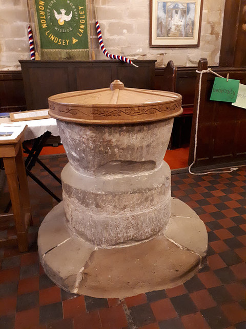 Norton Lindsey, Holy Trinity - font