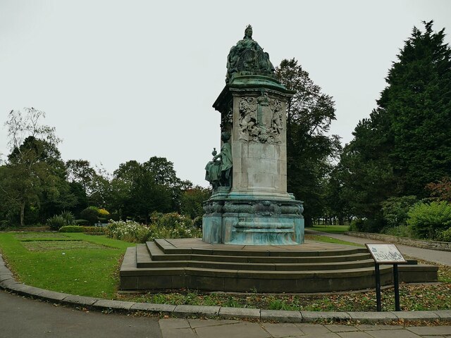 Woodhouse Moor: Queen Victoria' statue