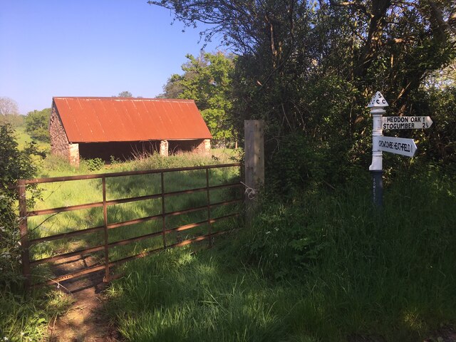 Barn and SCC fingerpost near Leigh Wood railway crossing