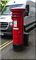 NO3830 : Elizabethan postbox on Lochee Road, Dundee by JThomas