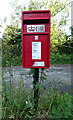 SO9826 : Elizabeth II postbox on the B4632, Cleeve Hill by JThomas