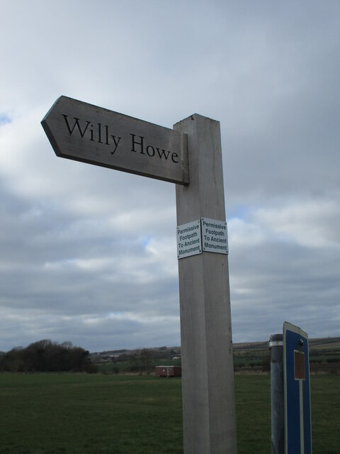 Permissive  Footpath  fingerpost  to  Ancient  Monument