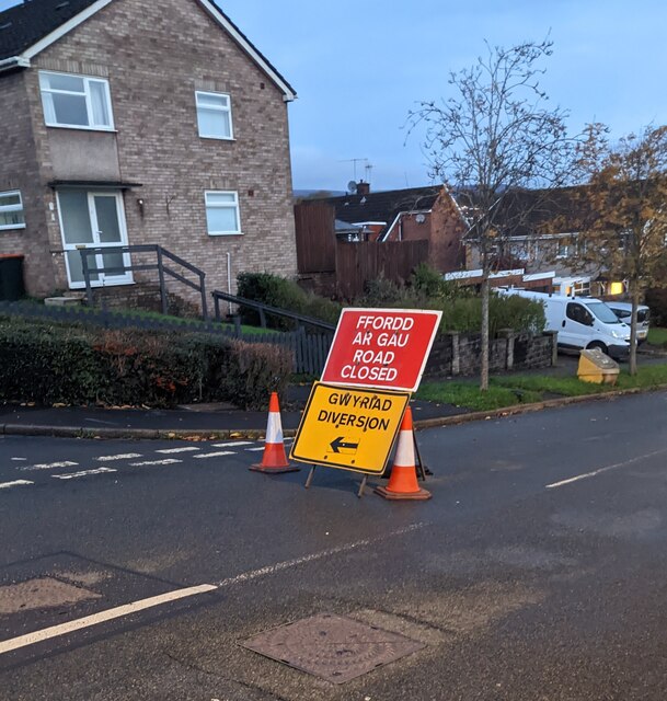 Welsh / English temporary signs, Rowan Way, Newport