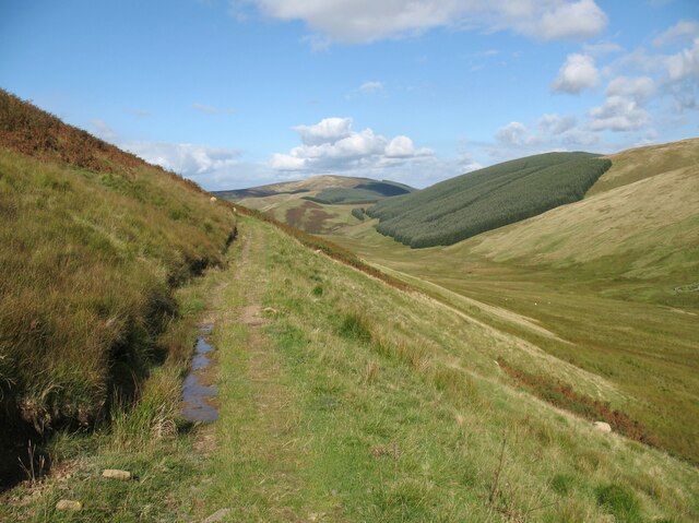 Path below Peniestone Knowe