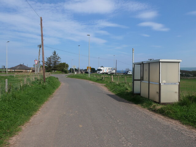 East Lothian Public Transport : Bus stop and shelter at Innerwick road-end, Thorntonloch