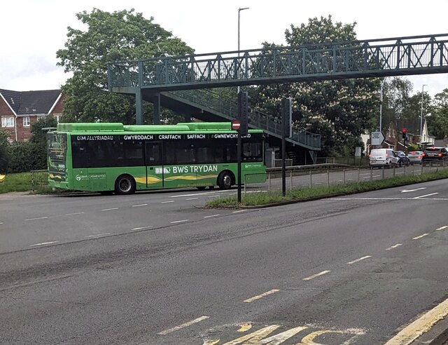 Yutong electric bus on a Malpas corner, Newport