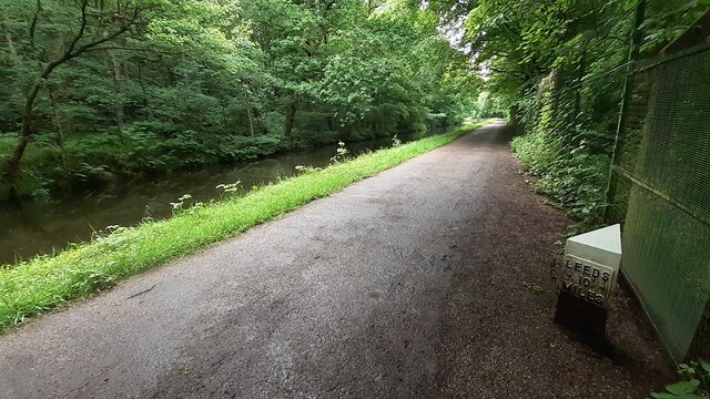 Looking NW along Leeds & Liverpool Canal near Esholt