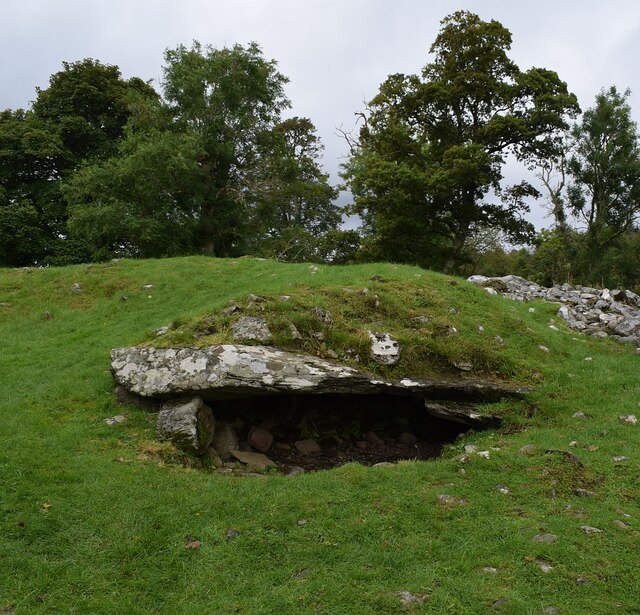 Dunchraigaig Cairn - Cist at side of cairn