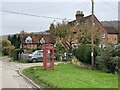 SU7791 : Telephone box and cottages, Chequers Lane, Fingest by Simon Mortimer