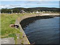 NS3081 : Curving sea wall at Craigendoran by Lairich Rig