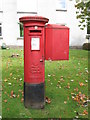 NS5574 : Edward VIII postbox, Sinclair Street, Milngavie, G62 by Mike Quinn