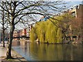 SU7173 : Kennet & Avon Canal at Reading by Paul Gillett