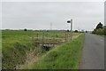 TF0848 : Footbridge and footpath off Moor Lane by J.Hannan-Briggs