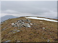 NH0019 : Summit 'cairn' or shelter on Meall an Fhuarain Mhòir by Richard Law