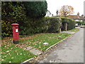 TL1312 : Hatching Green Edward VII Postbox by Geographer