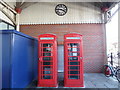 SU9676 : Two Telephone Boxes and a Clock at Windsor & Eton Central Station by David Hillas