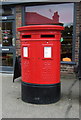 TL1413 : Double aperture Elizabeth II postbox on Southdown Road, Harpenden by JThomas