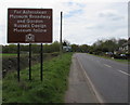 SP0938 : Large brown sign alongside Leamington Road near Broadway by Jaggery