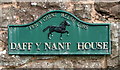 SO5417 : Daff y Nant House name sign facing the A40 near Whitchurch, Herefordshire by Jaggery