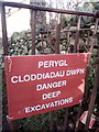 SH6268 : Perygl Cloddiadau Dwfn / Danger Deep Excavations, Rachub by Meirion