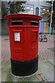 NJ9406 : Postbox on George Street, Aberdeen by Ian S