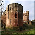 SP2772 : Kenilworth Castle: Lunn's Tower, with Leicester's Gatehouse behind by A J Paxton