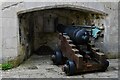 SY6874 : Portland Castle, The Lower Gun Room: Late c17th 12 pounder 'Rose and Crown gun with cannonballs by Michael Garlick