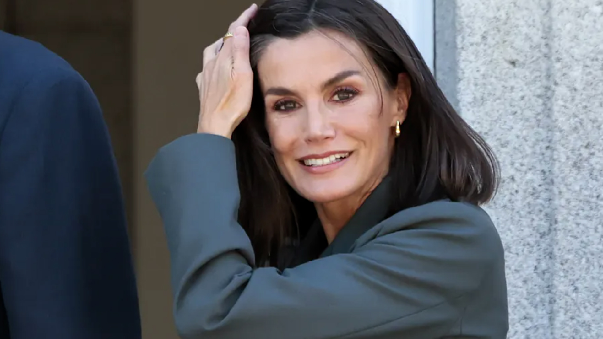 Cambio radical de la Reina Letizia de ayer, en Londres, a hoy. Despus de muchos aos, ha renunciado a su largusima melena y apuesta por un largo midi verstil y favorecedor... pero mantiene su caracterstico mechn con canas.